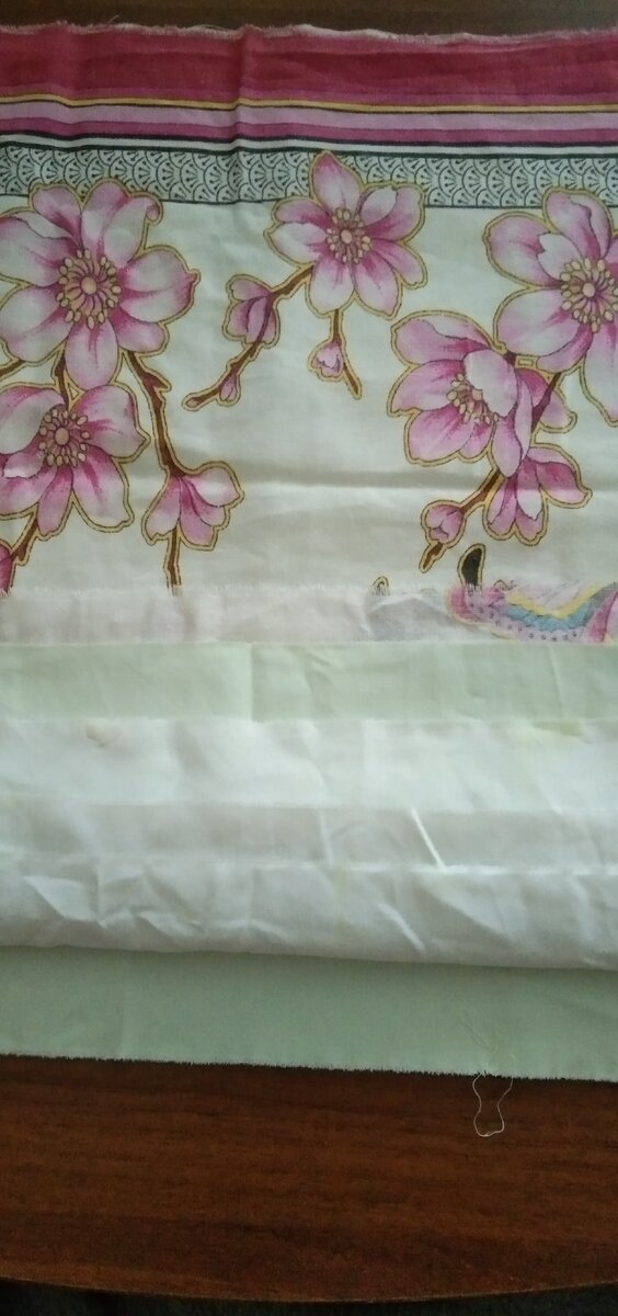 Складываем эти квадраты вместе и на нижнем квадрате начинаем размечать строчки, обязательно под 45 градусов, не больше 1 сантиметра.