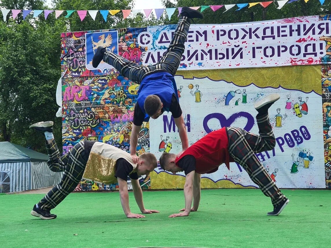 Вот так мы поздравили мантуровцев с их праздником!