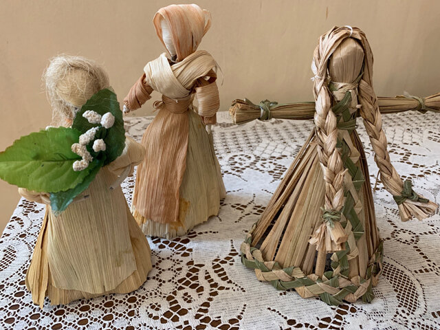    Обережных куколок мастерица делает из рогоза и кукурузных листьев