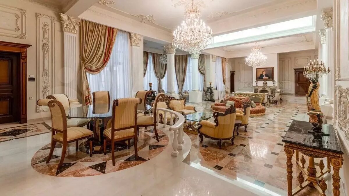     На одном портале недвижимости выставили самый дорогой дом и самую маленькую квартиру Московского региона. Разница в цене — в 1860 раз. Квадратный метр в коттедже стоит столько же, сколько вся 8-метровая квартира. В коттедже могли бы уместиться 250 микроквартир. И это не считая дома для прислуги.