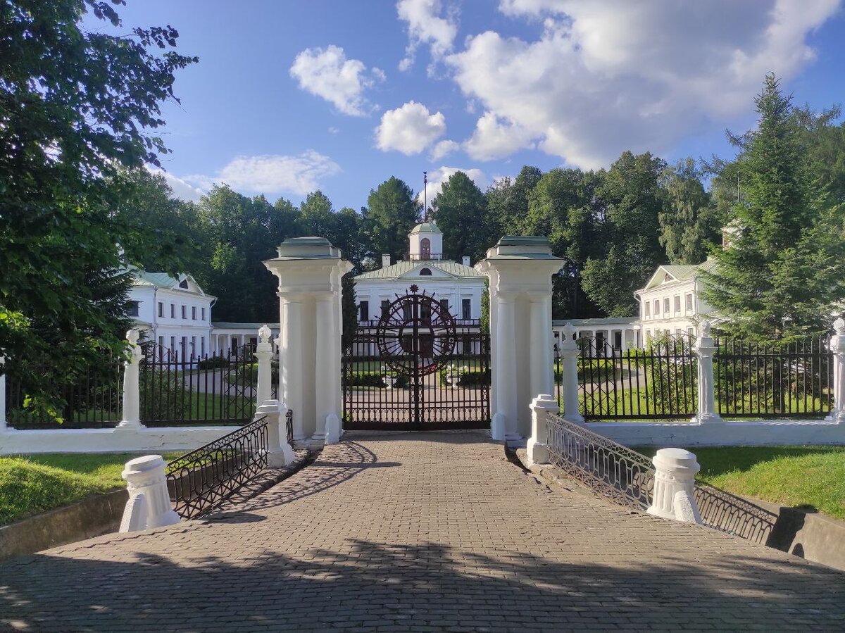 Подмосковье путеводитель. Монастырь в одинцово саввино-сторожевский. Саввино-сторожевский монастырь. Саввино-сторожевский монастырь звенигород. Город звенигород саввино сторожевский монастырь.