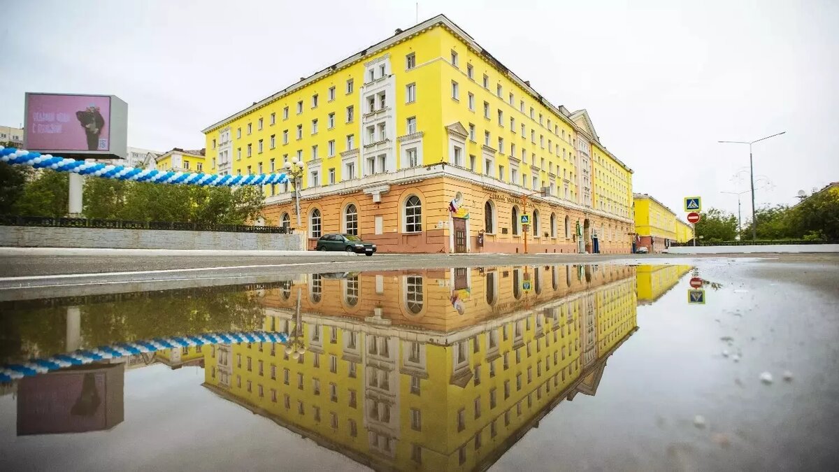     Ранее Норильск являлся одним из самых экологически неблагополучных городов России. Экологические проблемы присутствуют в каждом промышленном городе, но именно в Норильске сейчас реализуются уникальные технологии, которые помогают сохранить окружающую среду, не сворачивая при этом производства.