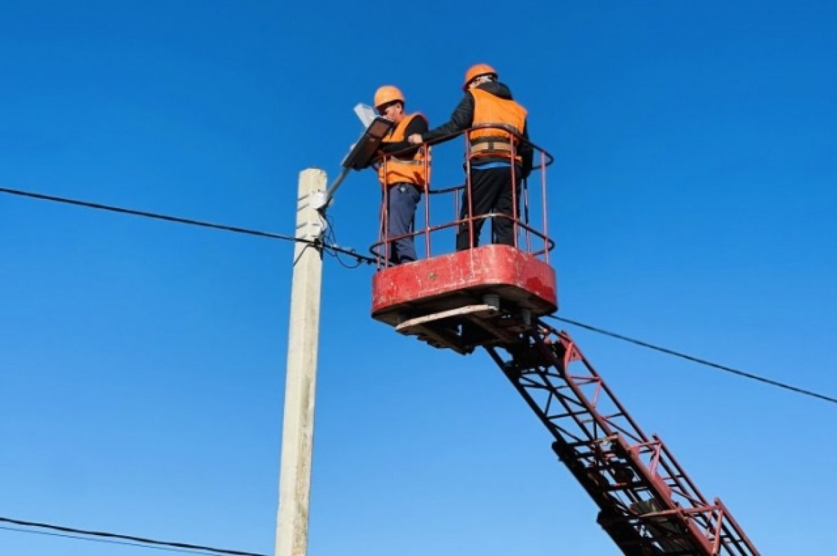    Ведутся работы по наружному освещению.