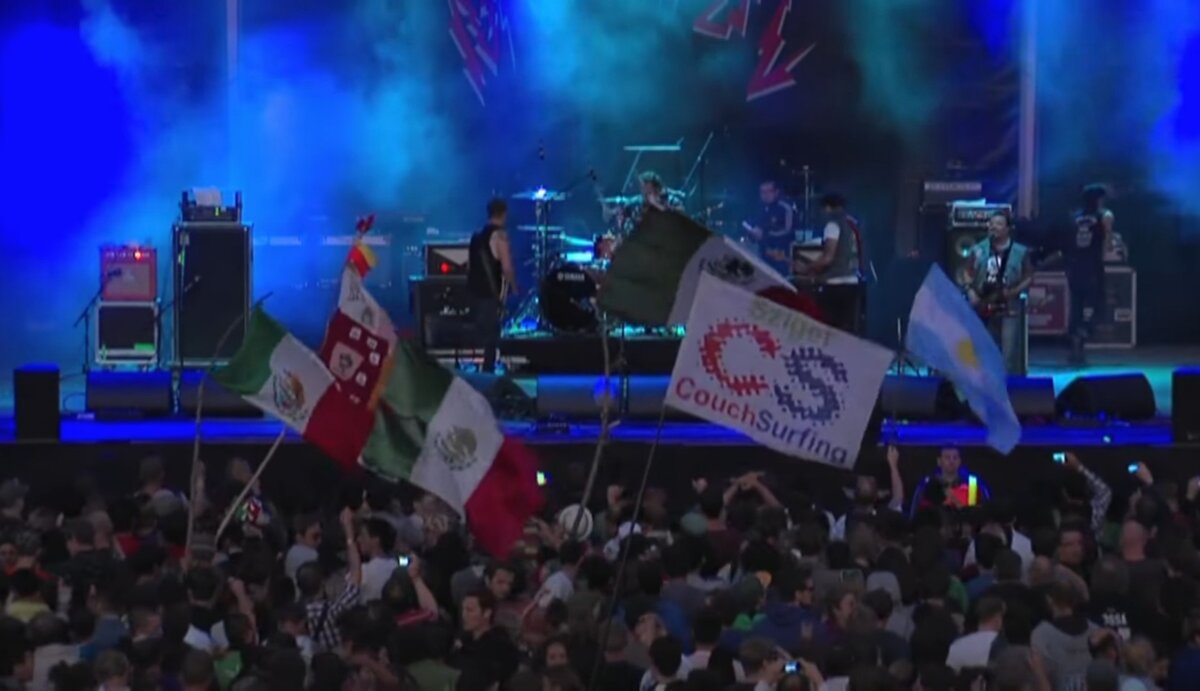 Скрин с концертной записи. Заметили, что флаги не только мексиканские?