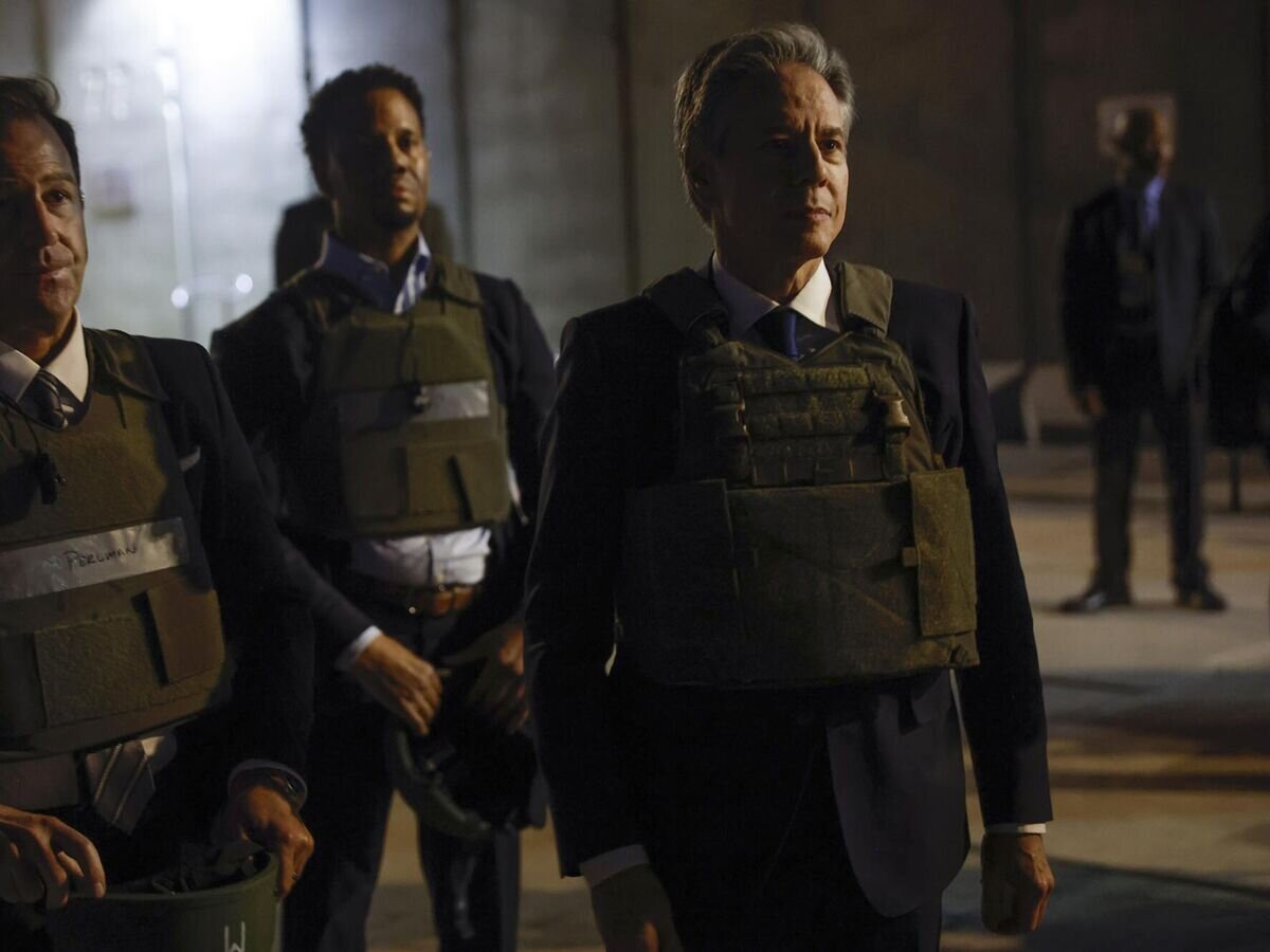    Госсекретарь США Энтони Блинкен в международном аэропорту Багдада в Ираке© Jonathan Ernst