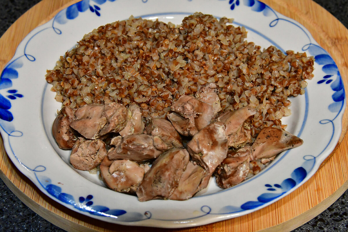 куриная печень с гречкой