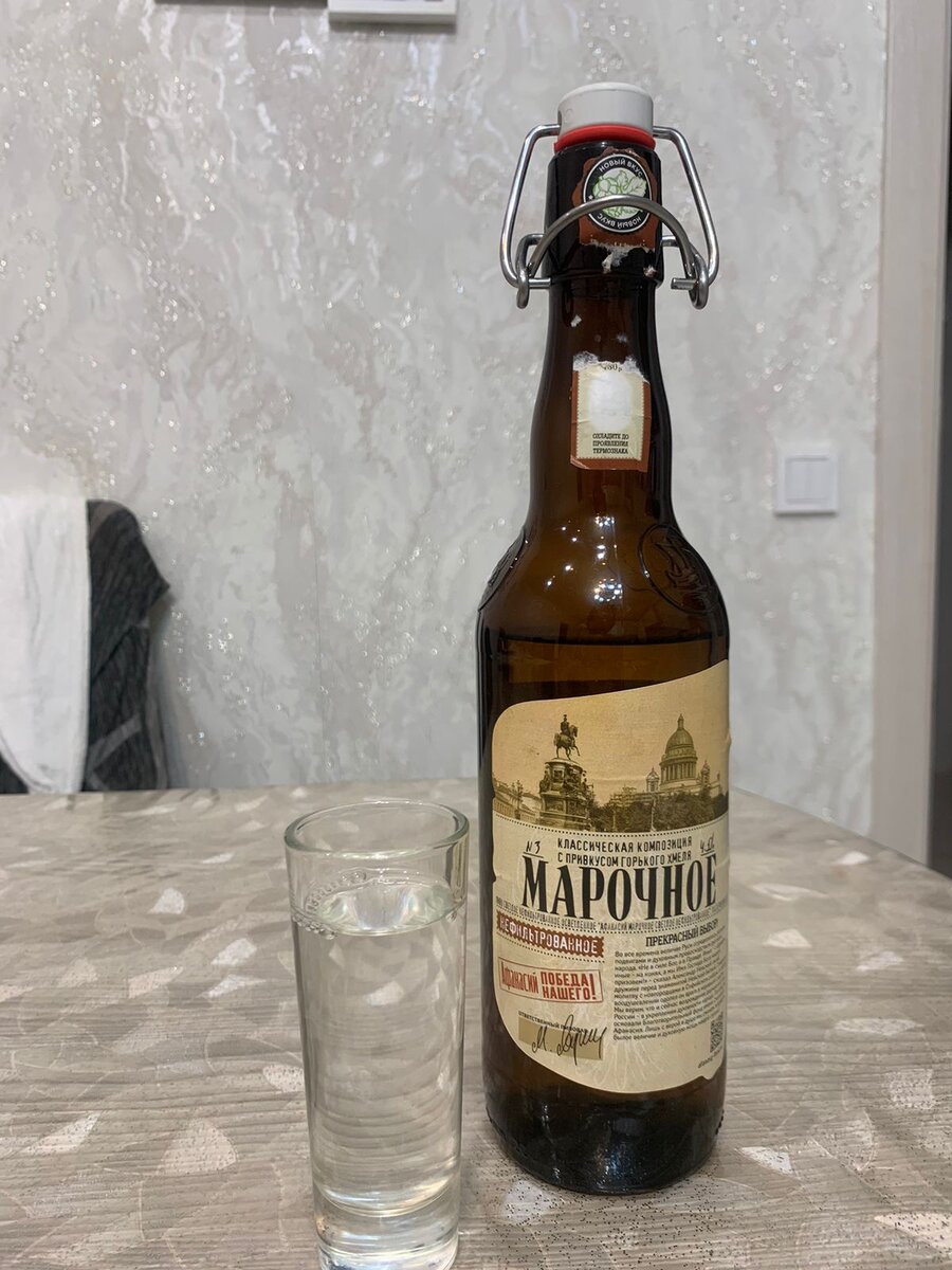 Та самая бутылочка. Самогон не мутный, но запах.... Фото автора, налито в рюмку только ради фото))) 