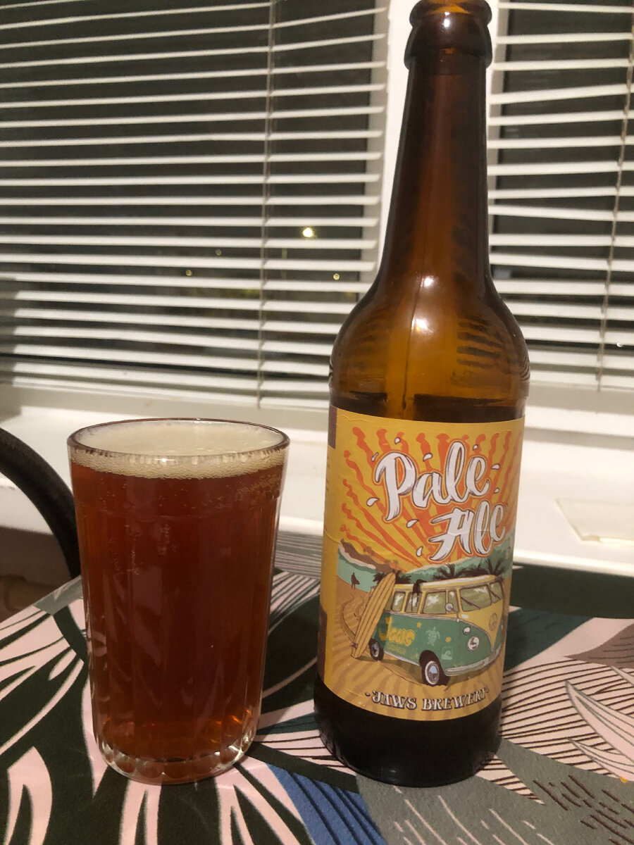 Образцовый представитель своего стиля. Выразительный бисквитный вкус специальных солодов дополняется сбалансированной цветочно-древесной горчинкой благородных хмелей.