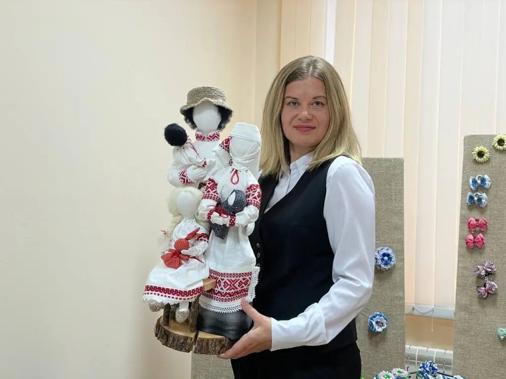 Директор центра ремесел Ольга Давыдкина показывает бренд района – ляльку-старадаражанку
