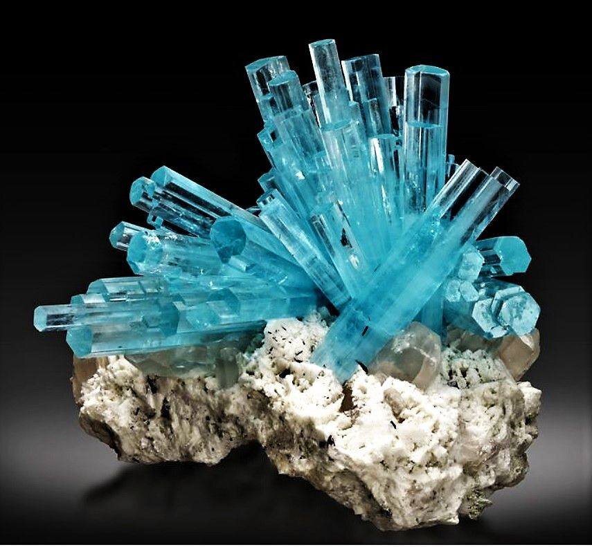 Друза прекрасных кристаллов аквамарина