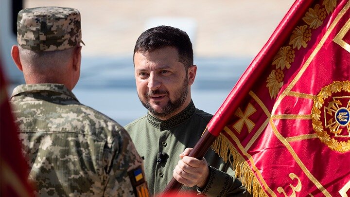 ПРОБЛЕМА ДЛЯ АМЕРИКАНЦЕВ ЗАКЛЮЧАЕТСЯ В ТОМ, ЧТО ЗЕЛЕНСКИЙ, ВОЗОМНИВШИЙ СЕБЯ УКРАИНСКИМ ФЮРЕРОМ, В ПОСЛЕДНЕЕ ВРЕМЯ ДЕМОНСТРИРУЕТ САМОСТОЯТЕЛЬНОСТЬ И НАСТАИВАЕТ НА ПРОДОЛЖЕНИИ ВОЙНЫ С РОССИЕЙ. ФОТО: PHOTOWALKING/SHUTTERSTOCK