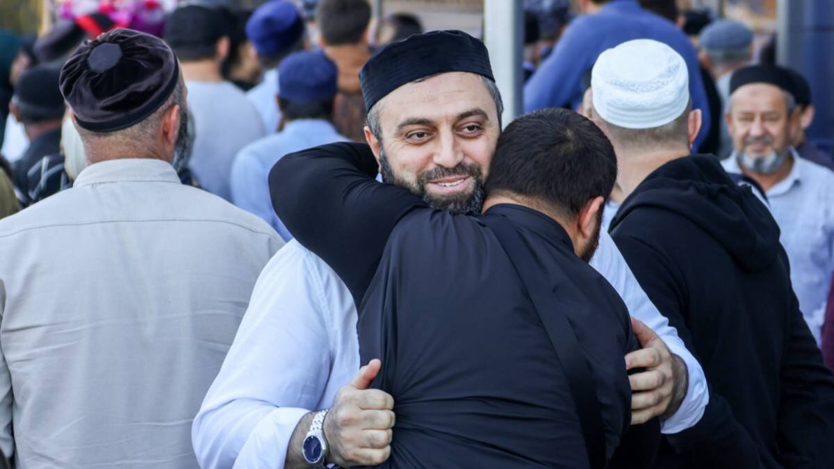    Жители и гости Махачкалы на территории аэропорта, который возобновил свою работу. Последствия беспорядков были оперативно ликвидированы. А более двухсот зачинщиков противоправных действий уже задержаны правоохранительными органами / Фото: Муса Салгереев / ТАСС