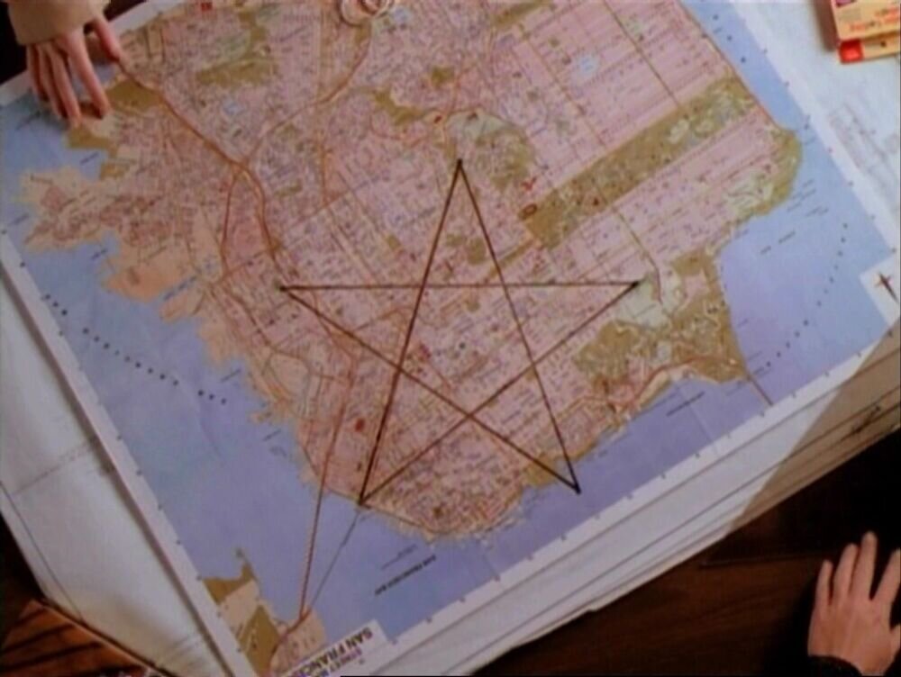 Прю и Пайпер обнаруживают, что под их поместьем находится Нексус (1х15).