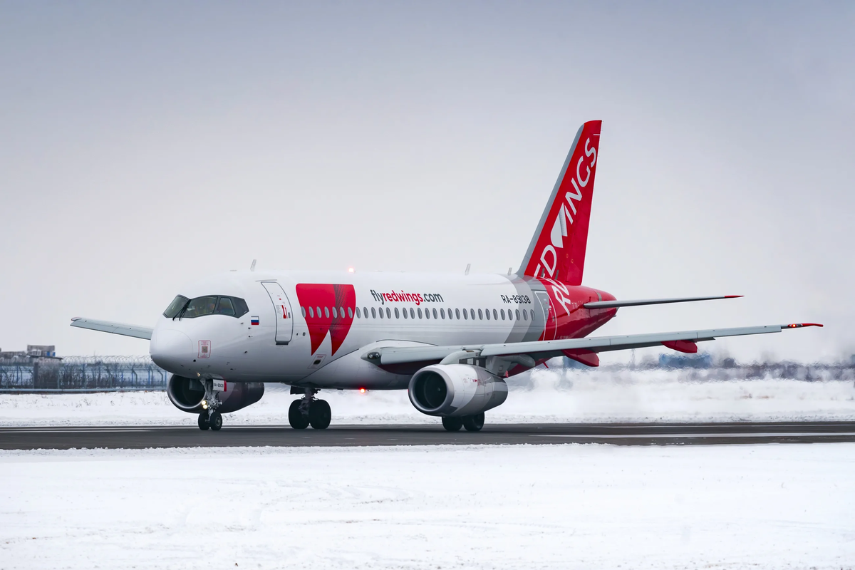 Рейс ред. Авиакомпания ред Вингс. Ред Вингс самолеты. Red Wings Кольцово. Ред Вингс авиакомпания 2021.