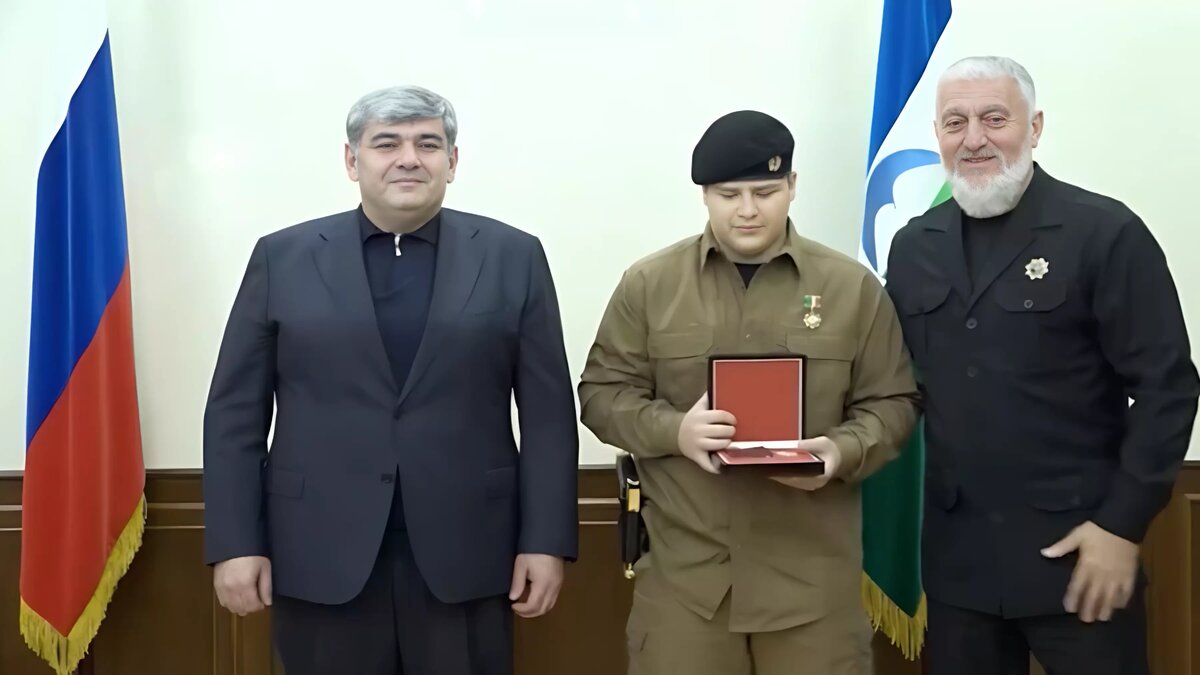 У Адама Кадырова вновь пополнение в арсенале наград. Только вчера были отмечены его заслуги перед Карачаево-Черкесией, а сегодня сын главы Чечни получил орден «За заслуги перед Кабардино-Балкарской Республикой». Скоро на школьной форме 15-летнего Кадырова-младшего не останется места для орденов!