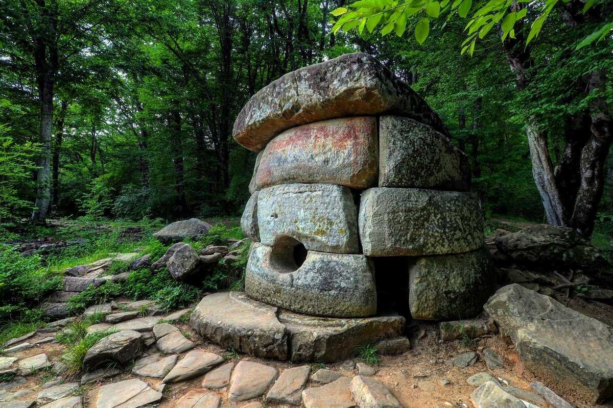 Древний каменный. Дольмены Западного Кавказа. Дольмены в Краснодарском крае. Дольмены Западного Кавказа Краснодарский край. Мегалитические каменные дольмены.