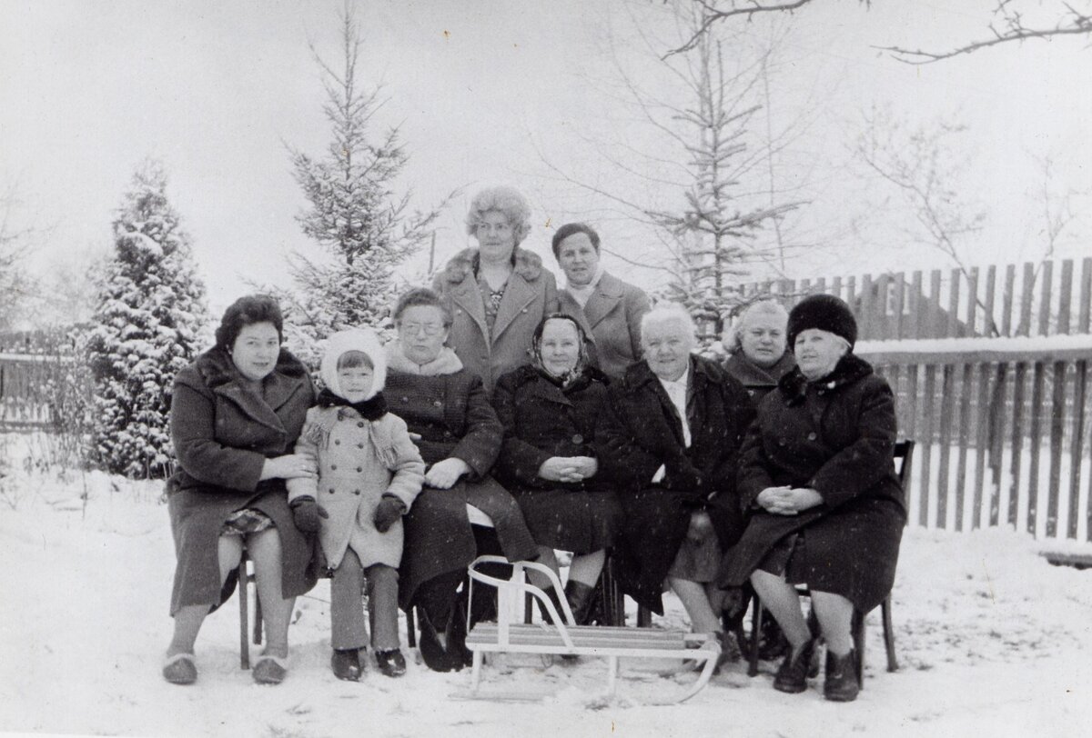 8 ноября 1978 года (я - в белой шапке). Снег и холодно.