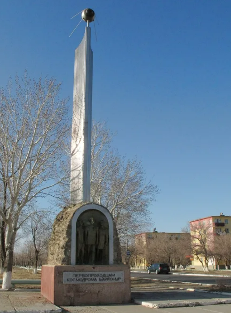 Памятник первопроходцам. Памятник первопроходцам город Байконур. Балканабад памятник первопроходцам. Монумент первопроходцам космодром Восточный. Монумент на улице мира 1 в городе Байконур.