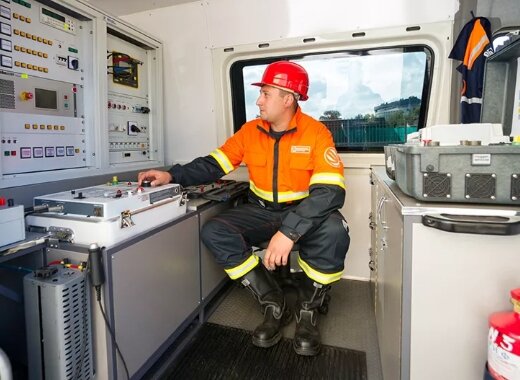 Поездной электромеханик наблюдает за датчиками.