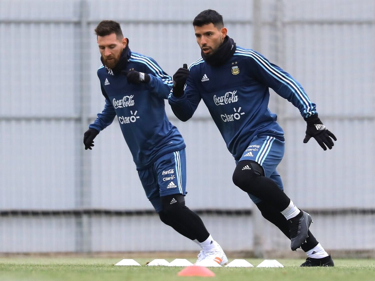    Нападающие сборной Аргентины Лионель Месси (слева) и Серхио Агуэро на тренировке© РИА Новости / Василий Пономарев