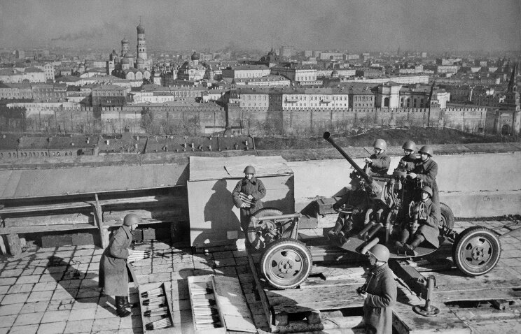 Вид на Кремль с крыши библиотеки им. В. Ленина, 1942 год