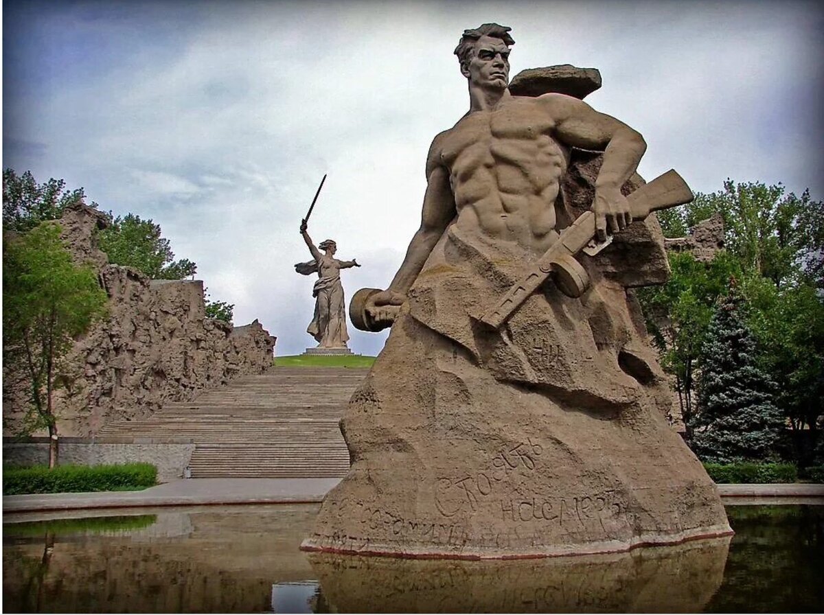 В волгограде стоит памятник. Памятник Мамаев Курган в Волгограде. Скульптура стоять насмерть на Мамаевом Кургане. Мамаев Курган памятник стоять насмерть. Вучетич скульптор Мамаев Курган.