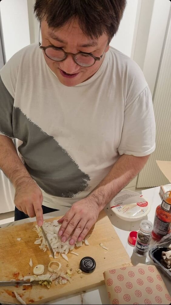 Я этим айдолам... губы луком намажу .. пусть потом целуются ..