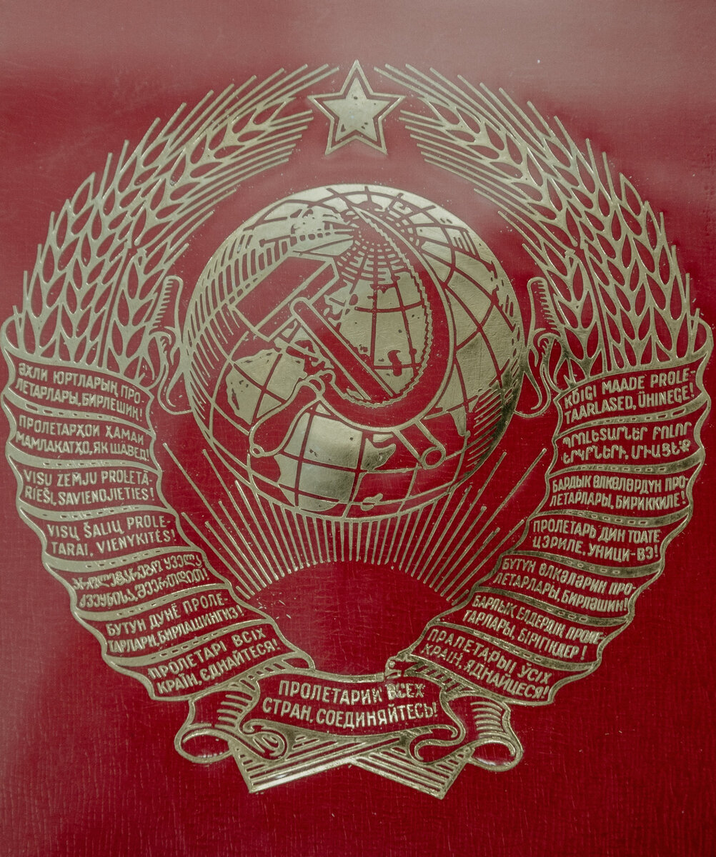 Октябрьская революция  коренным образом поменяла дальнейший ход мировой истории и имела далеко идущие последствия как для России, так и для всего мира 