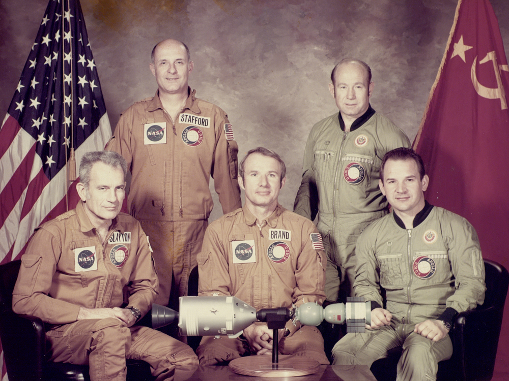 Советские космонавты Алексей Архипович Леонов, Валерий Николаевич Кубасов и американские астронавты Томас Стаффорд, Вэнс Бранд и Дональд Слейтон совершили первый совместный полёт на космических кораблях «Союз-19» и «Аполлон».