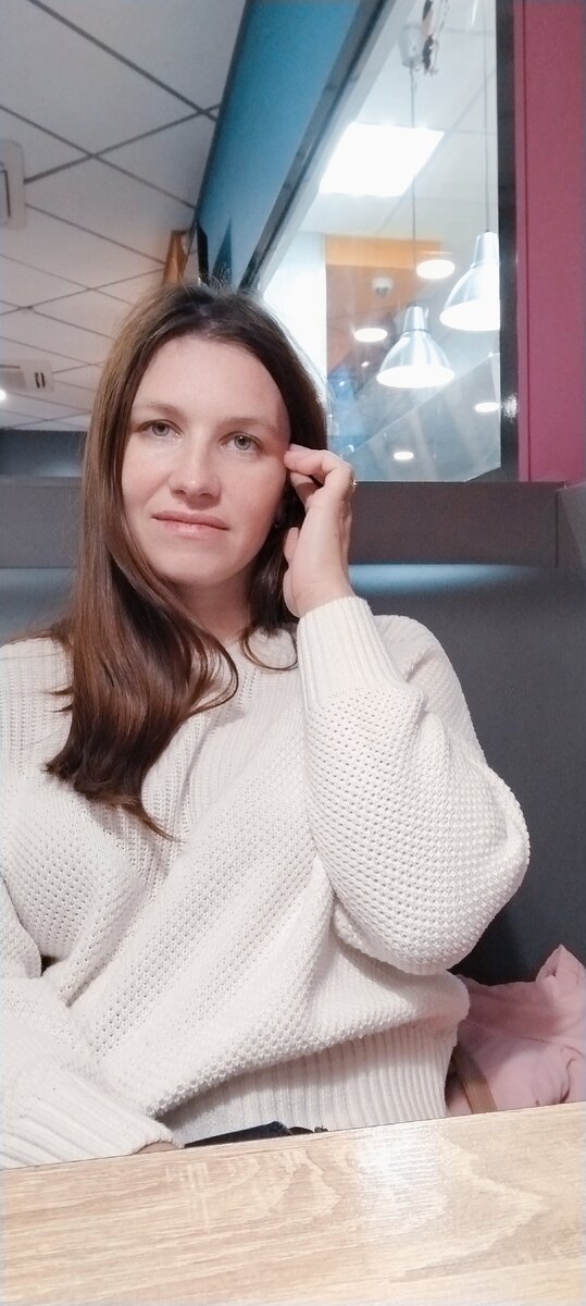 Взяла дочку и пошли вдвоём в пиццерию. Часто гуляем с Эльвирой отдельно либо я, либо муж
