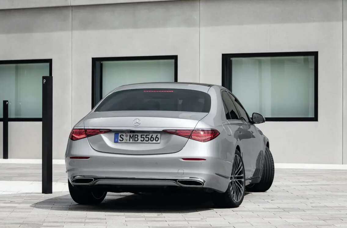 На фото - положение задних колес при малых скоростях. Авторские права на фото  Daimler AG