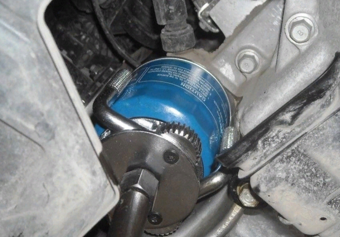 Откручивание масляного фильтра ремнем грм. Как открутить масляный фильтр двигателя. Ключ отворачивать масляный фильтр. Приспособление для откручивания масляного фильтра. Ключ для отворачивания фильтров.