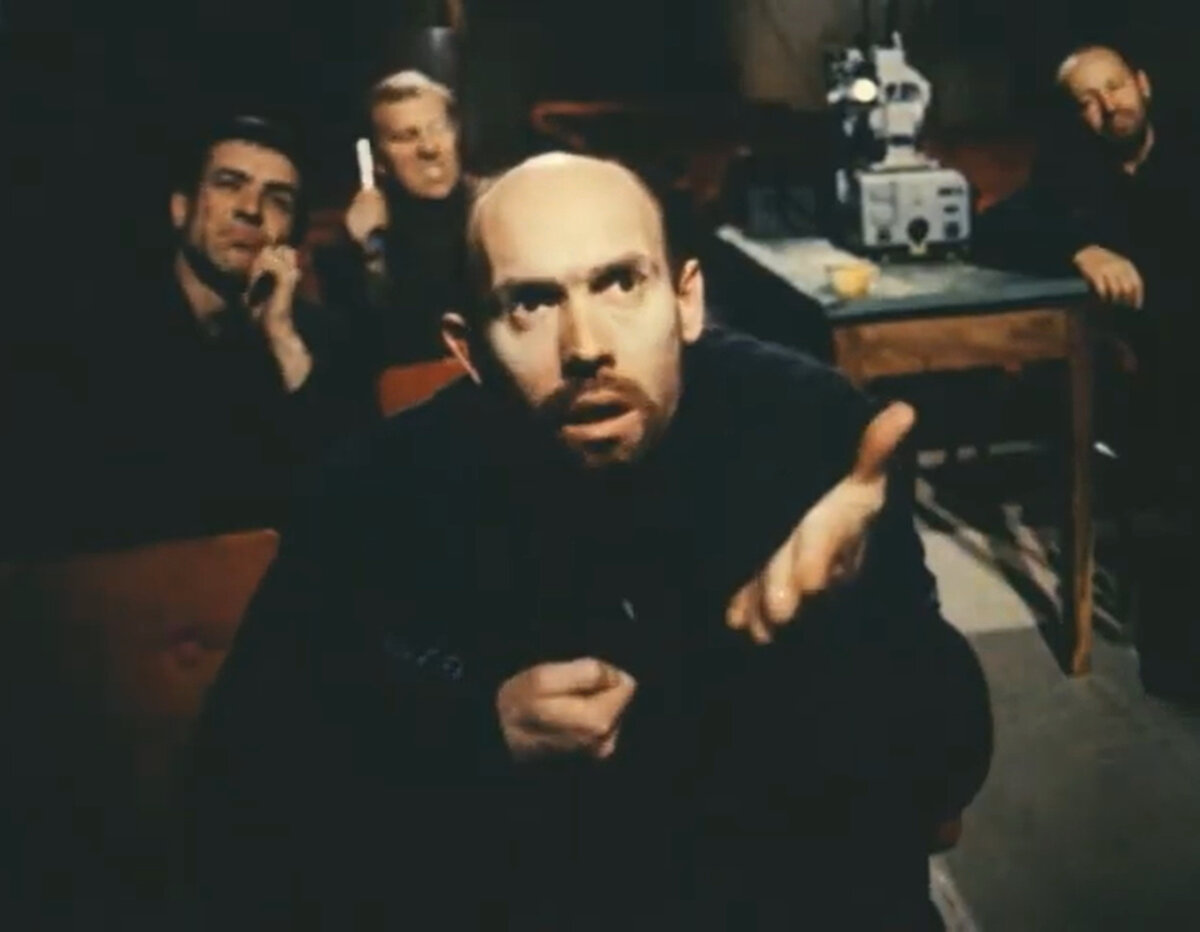 Кадр из кинофильма "Комедия строгого режима", 1992 г., режиссеры и сценаристы Владимир Студенников, Михаил Григорьев, композитор Виктор Плешак (скриншот)