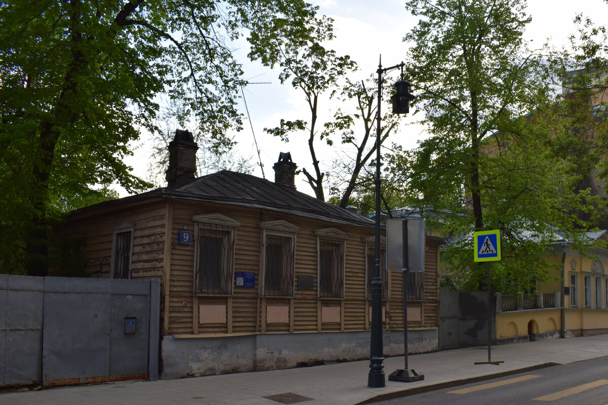 Эту фотографию домика  мастера, я сделал 15 мая 2022 года, т.е. в день рождения М.А. Булгакова. Фото автора канала "Приключения Тома Сойера".