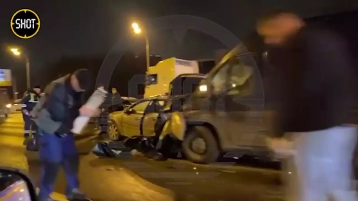     Водитель грузовой машины не заметил стоящий с аварийными сигналами автомобиль и врезался в человека.