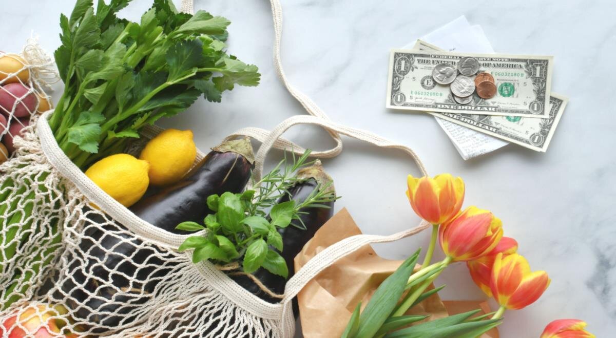 Итак, самыми недорогими в плане продуктов странами стали государства Северной Америки, Западной Европы, Австралия, Сингапур и Гонконг, а также страны Африки и некоторые страны Южной Азии.

Россия попала во вторую половину перечня. По данным аналитиков, в нашей стране люди тратят 29% своих доходов на продукты. Если в цифрах, то среднестатистический россиянин оставляет в супермаркетах, магазинах и на рынках порядка 129 долларов в месяц, то есть около 12 тысяч рублей. Примерно такие расходы несут жители Северной Македонии и Польши. Дороже продукты стоят в Чехии. Несколько дешевле – в Турции и Венгрии.  

Меньше 100 долларов расходуют на еду в Албании и Беларуси.

В Европе дороже всего продукты стоят в Швейцарии, Норвегии и Дании. В этих государствах расходы на еду составляют более 300 долларов в месяц.