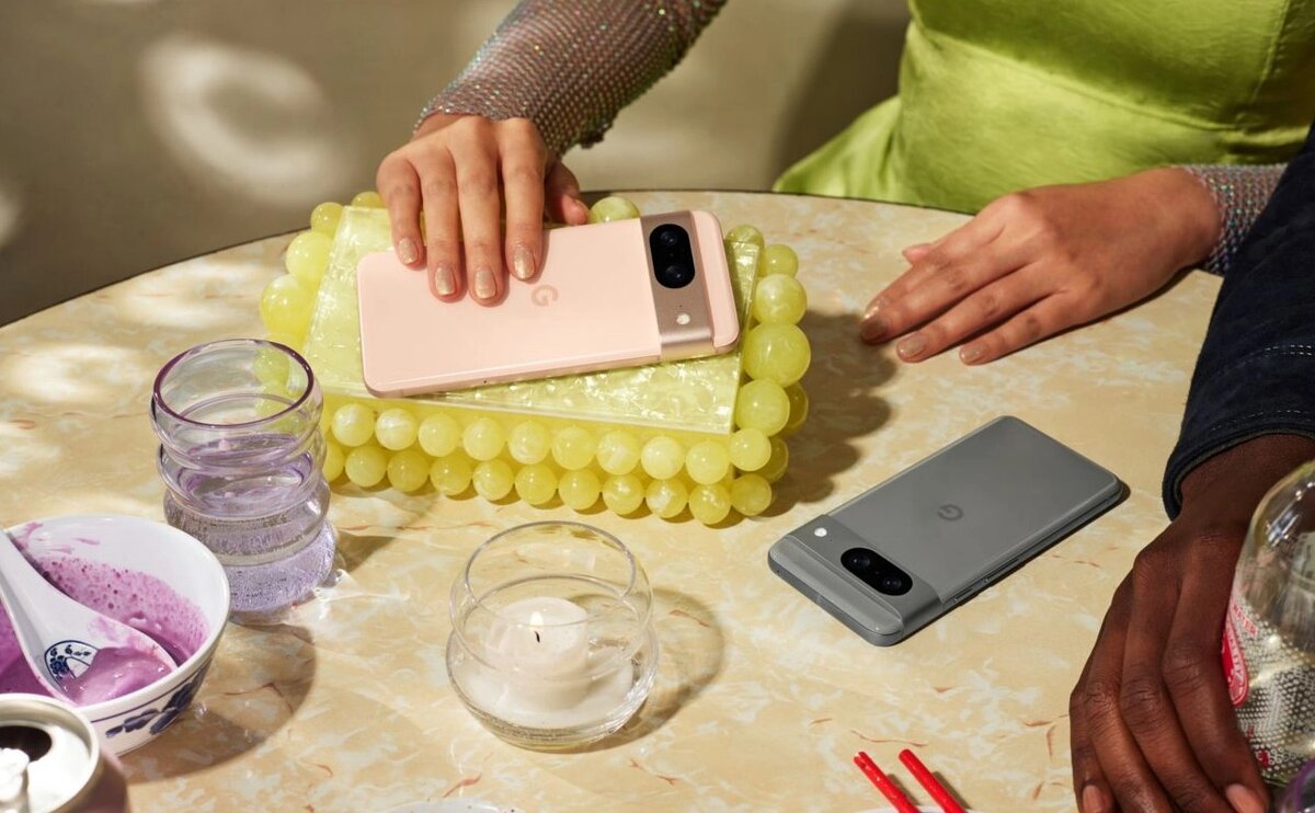 Google Pixel 8 в желто-розовом цвете