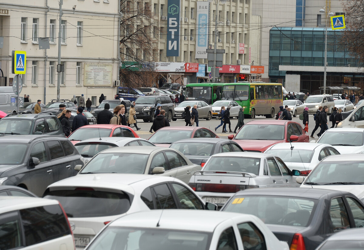 Транспортный коллапс в челябинске сегодня. Час пик в Екатеринбурге. СНГ автомобили. Затор Автор.