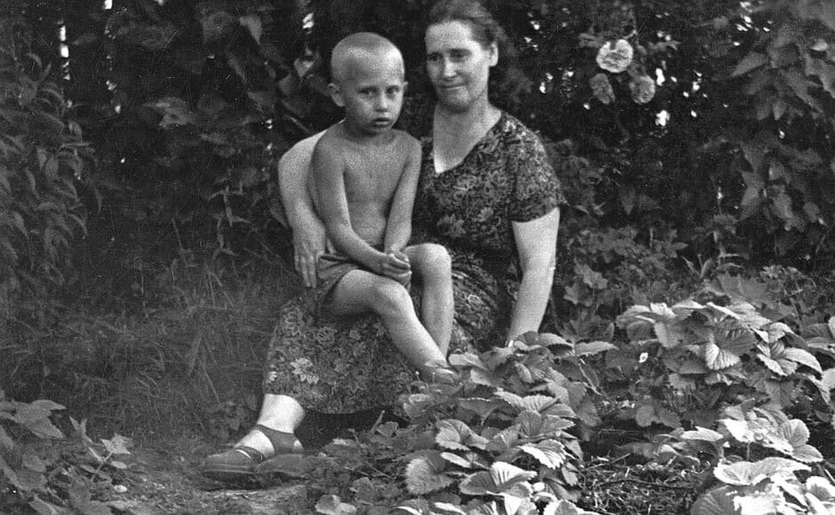Владимир Путин с мамой. Фото: ptoday.ru