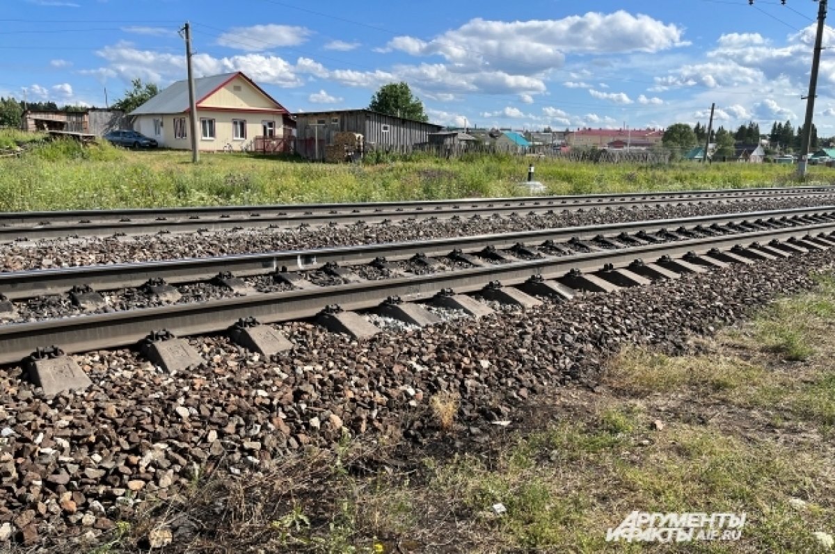    Тело девочки нашли около железнодорожных путей в Октябрьском.