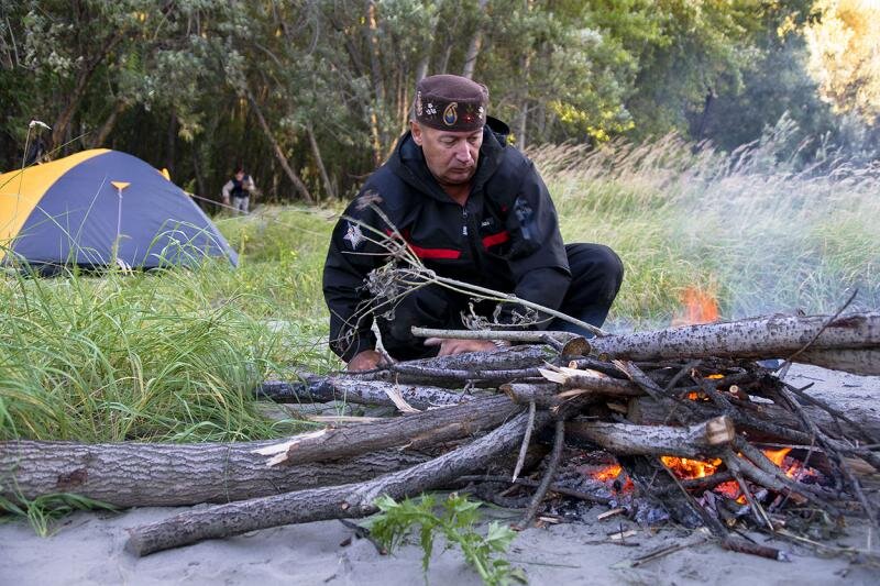 Развожу костёр на берегу Оби. Фото: Лодочник