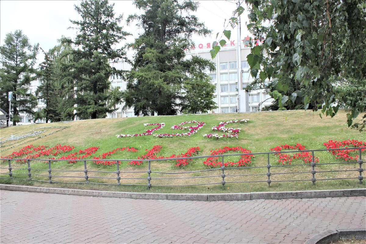 Фотография 1. Декоративно-ландшафтная композиция, посвященная 395-летию города Красноярска у здания администрации города Красноярска. 06.08.2023. Красноярск.