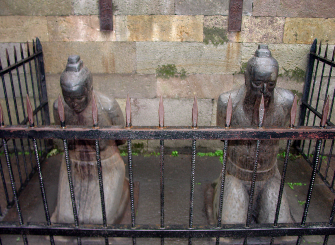 Вот статуи предателей, их огородили то ли чтобы те сидели в тюрьме, то ли чтобы ногами их не пинали