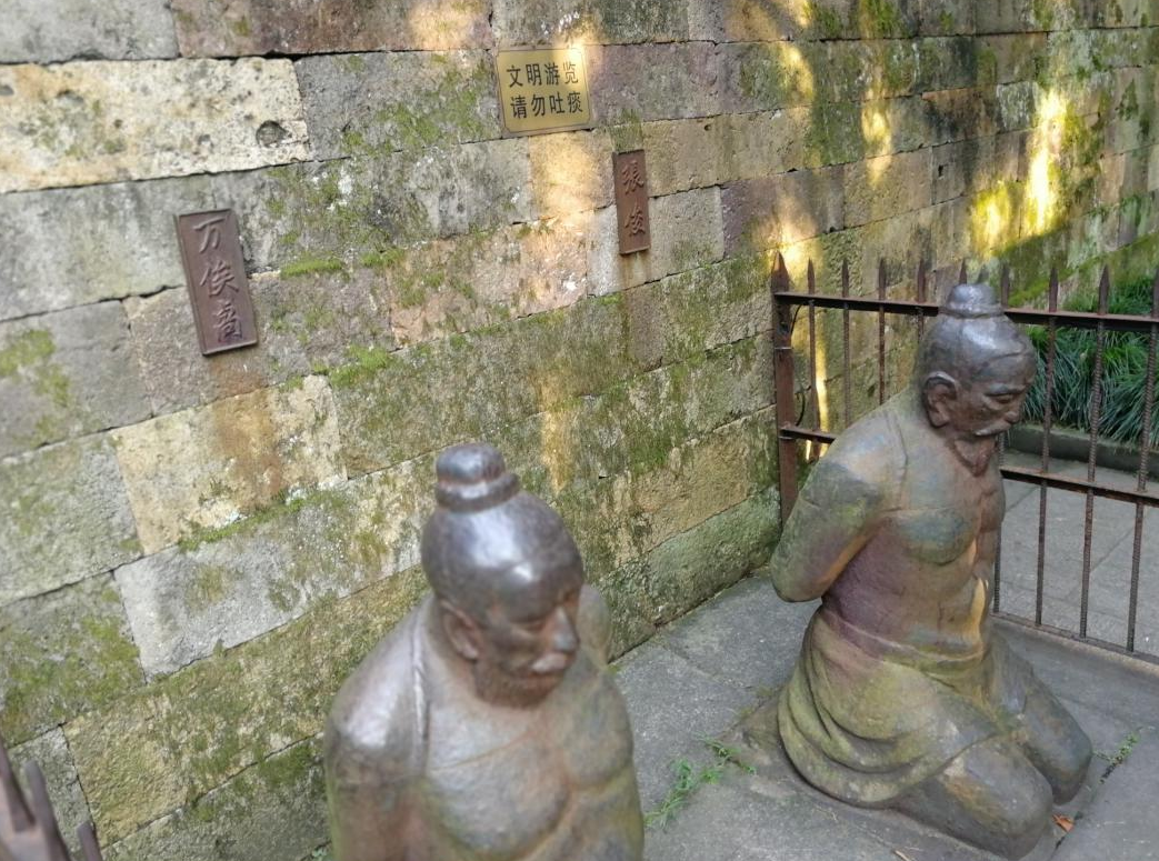 Смотрите, как покрыты мжом стены. Убираться ту тне любят, все же описано