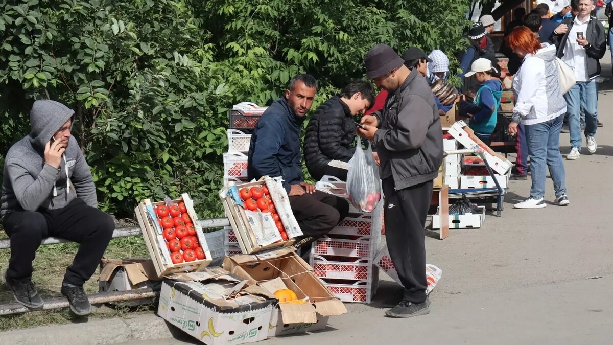 Грязь и антисанитария — жители Малыгинского жилмассива борются со стихийным  рынком | Atas.info | Дзен