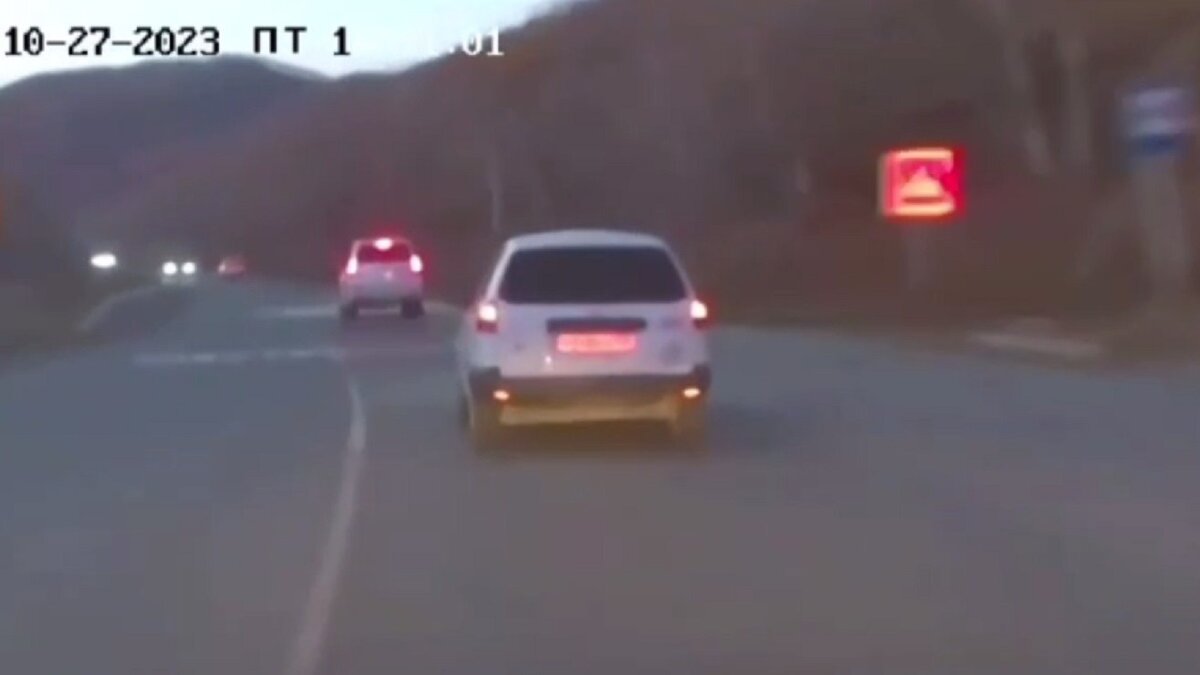     Интересное видео появилось на просторах новых медиа в Приморье. На них экипаж ДПС устроил настоящую погоню в стиле боевика, дело происходило в Находке.