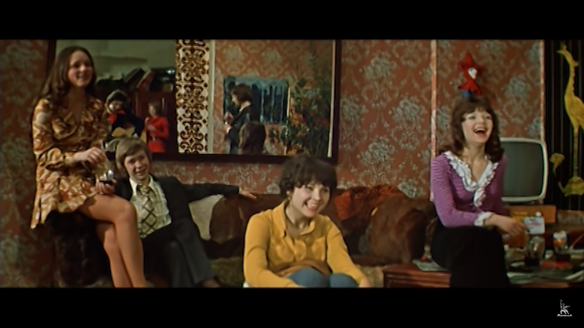 Олег Комаровский со своей компанией. Кадр из фильма "Розыгрыш" (1976), источник https://www.youtube.com/watch?v=aq1HEZThTvk