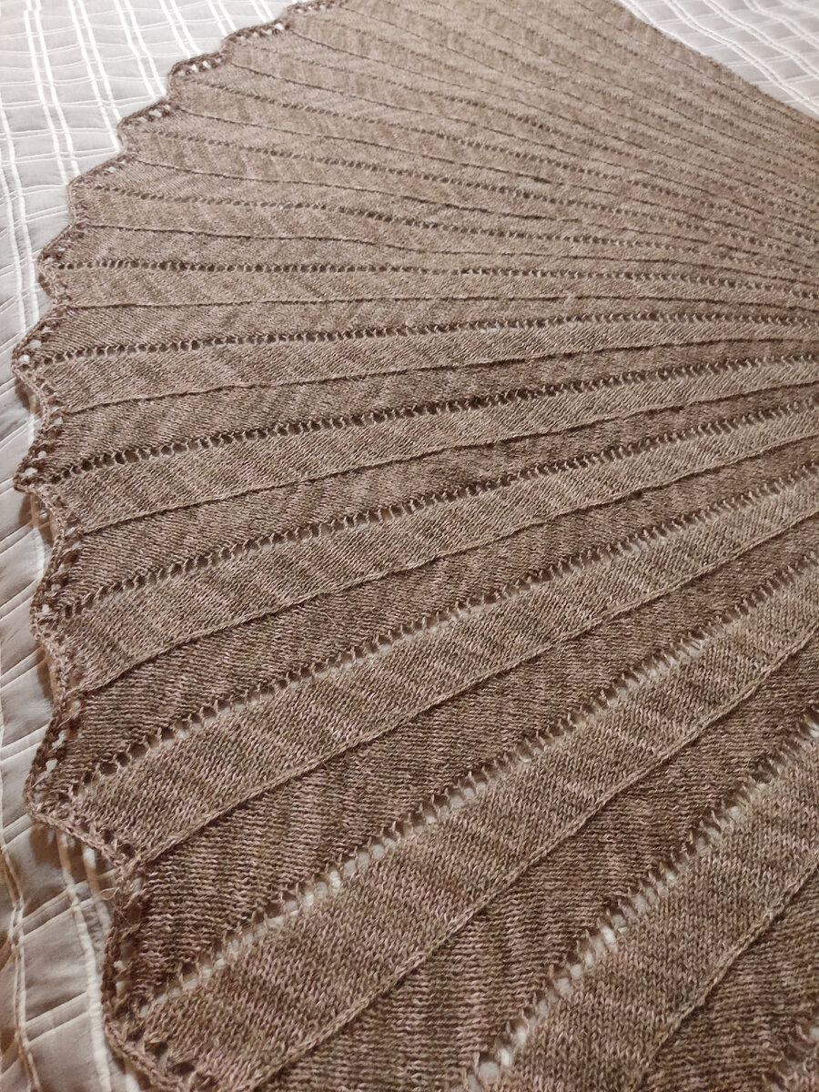 Уголки шали можно вытянуть еще, чтобы добиться приближения к оригиналу.