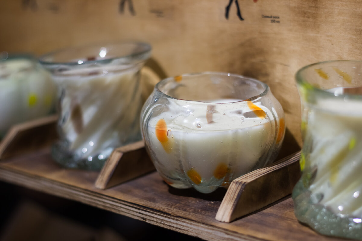 Стенд со свечами в магазине на производстве