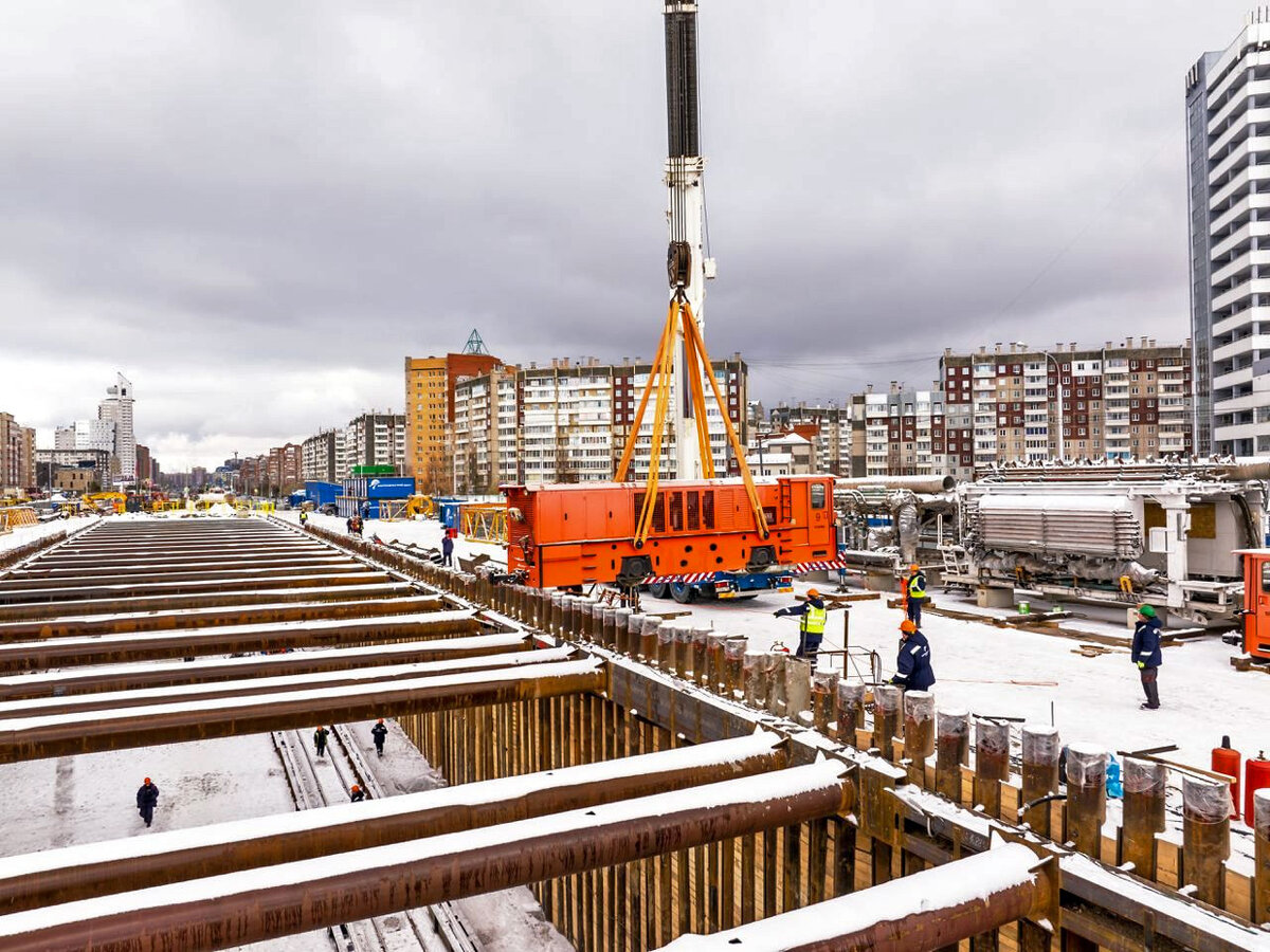     ТПМК – сложный механизм, который везут в разобранном виде, чтобы собирать уже в котловане. Рабочие опускают часть комплекса на подготовленную площадку